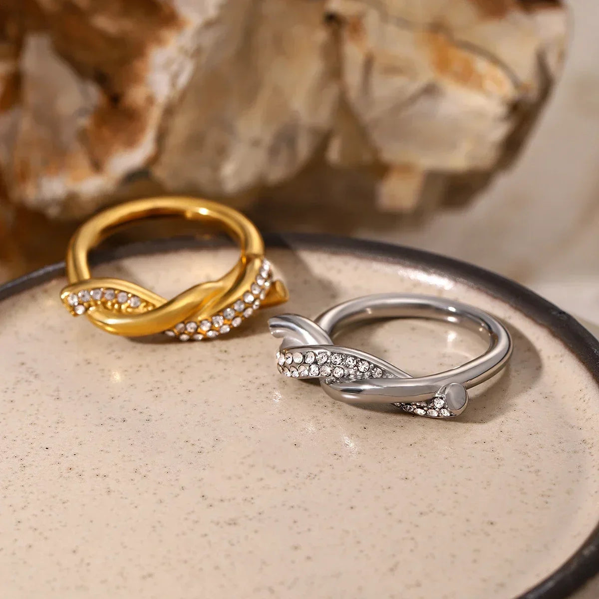 Bague entrelacée avec accents de diamants