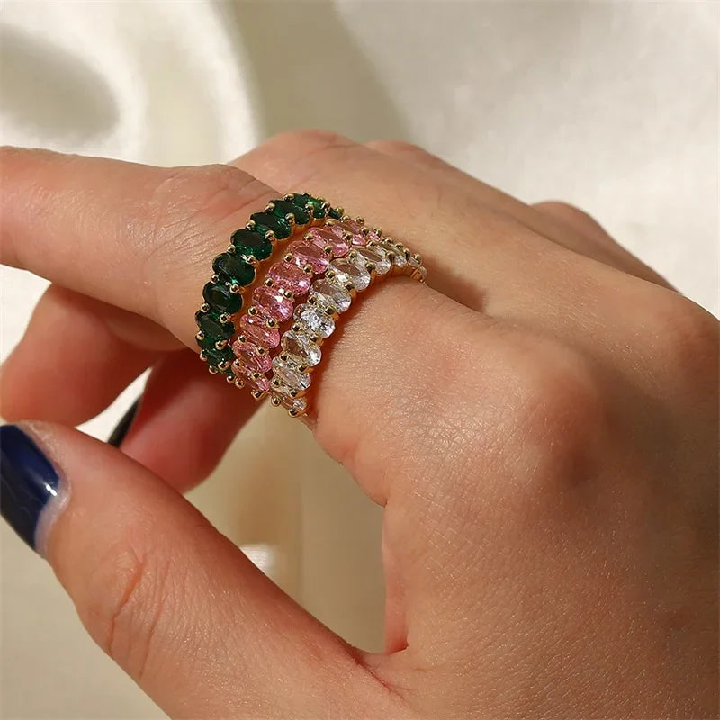 Bague délicate ornée de diamants taille ovale