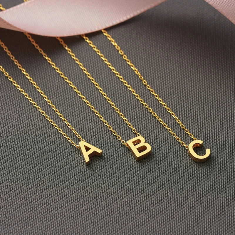 Collier minimaliste avec initiale