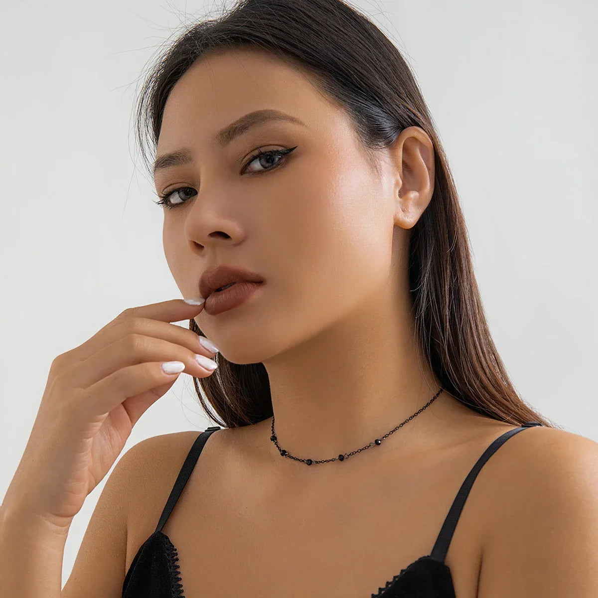 Collier délicat à perles noires espacées