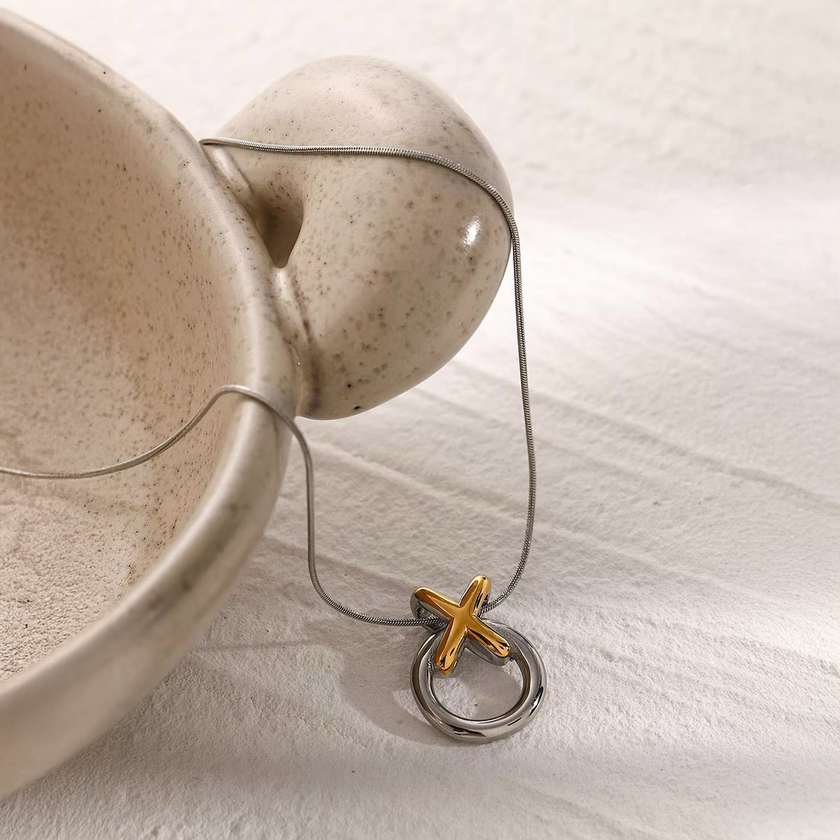 Collier entrelacé XO élégant