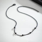 Collier délicat à perles noires espacées