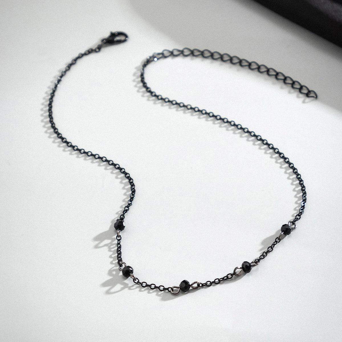 Collier délicat à perles noires espacées