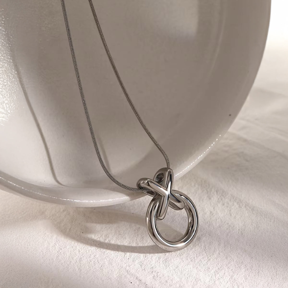 Collier entrelacé XO élégant