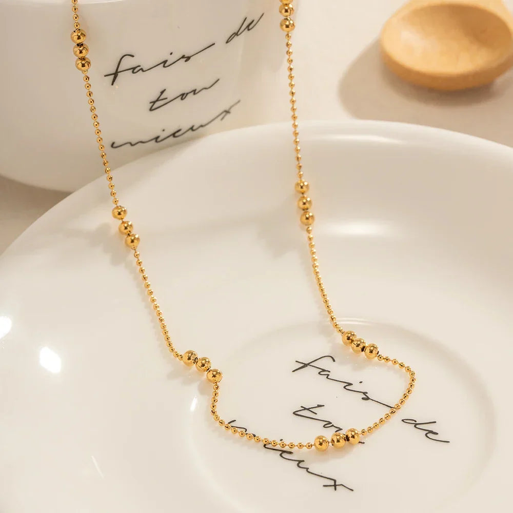 Collier délicat à trois perles 16 carats