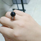 Bague avec perle noire et couteau dissimulé
