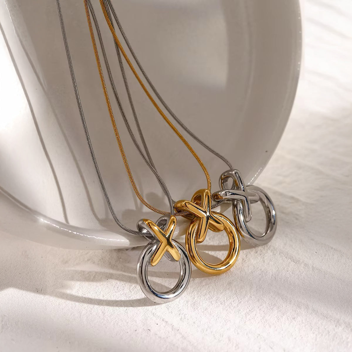 Collier entrelacé XO élégant