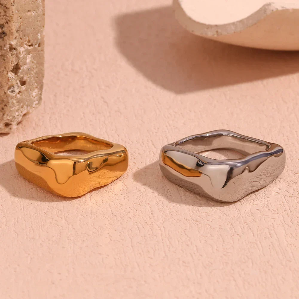 Bague carrée texturée 18k