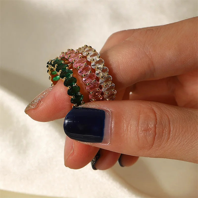 Bague délicate ornée de diamants taille ovale