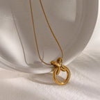 Collier entrelacé XO élégant