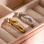Bague entrelacée avec accents de diamants