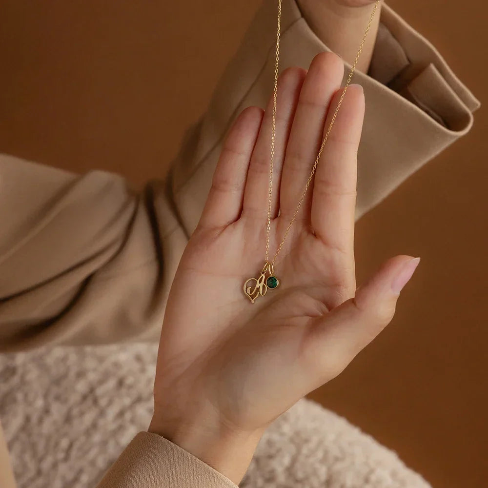 Collier initiale en cursive avec cœur et pierre de naissance