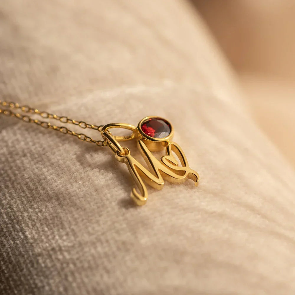 Collier initiale en cursive avec cœur et pierre de naissance