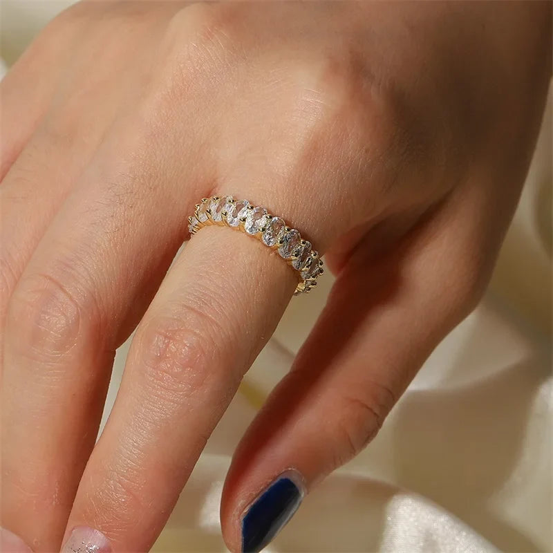 Bague délicate ornée de diamants taille ovale