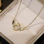 Collier pendentif ailes porte-bonheur en zircon