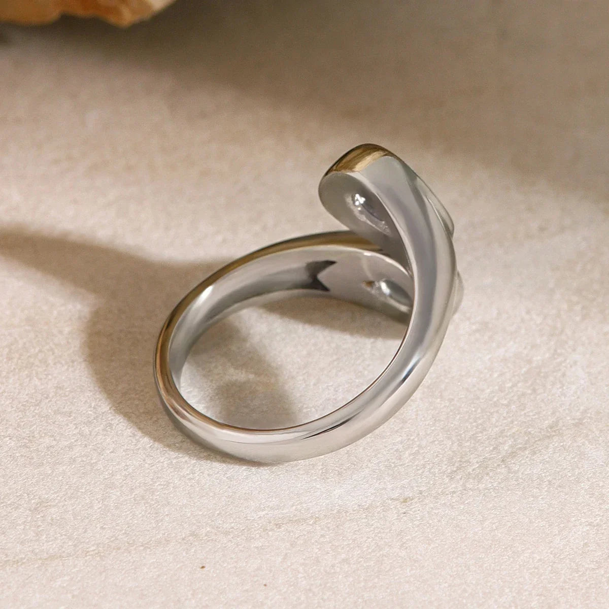 Bague enveloppante avec diamants en forme de goutte