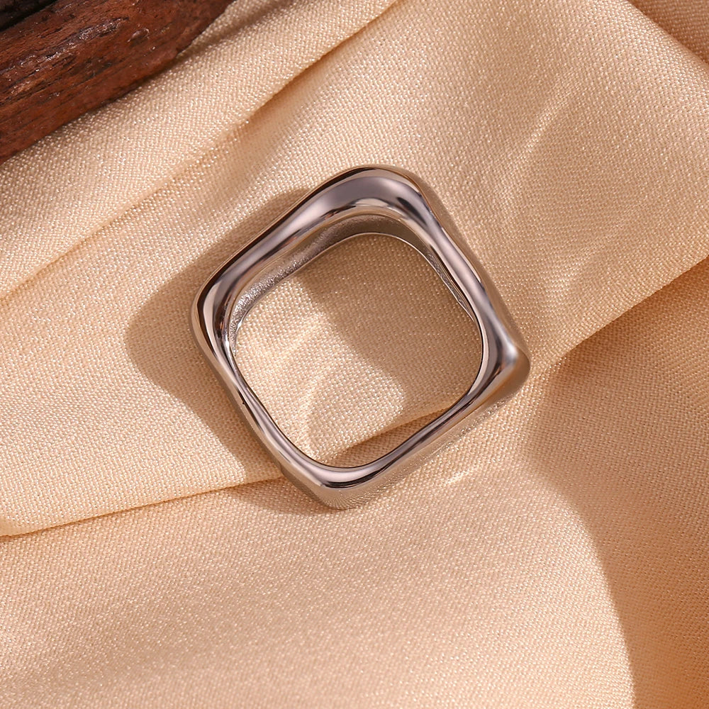 Bague carrée texturée 18k