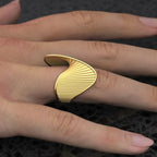 Bague texturée torsadée
