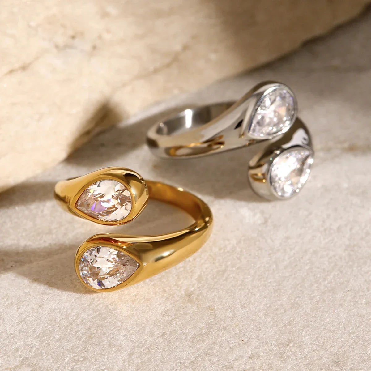 Bague enveloppante avec diamants en forme de goutte