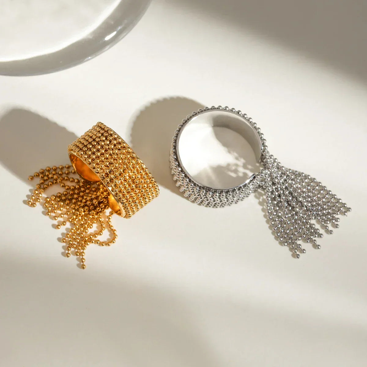 Bague ajustable à pompons en or 18 carats