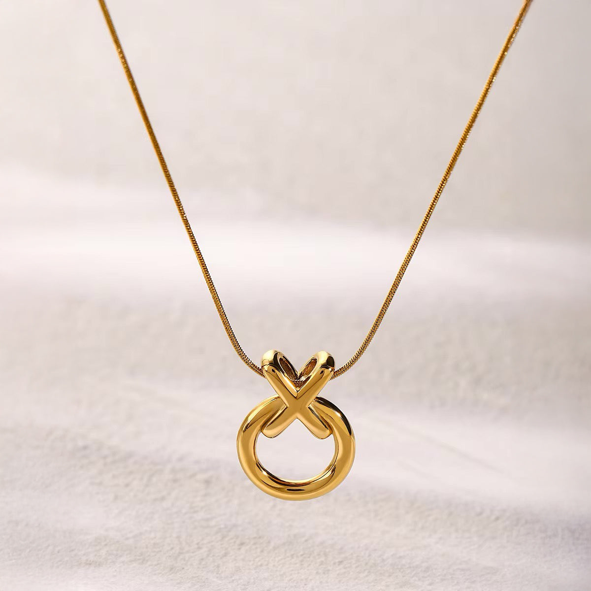 Collier entrelacé XO élégant