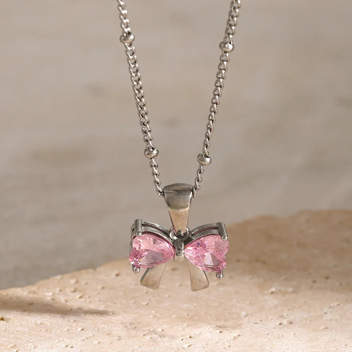 Collier nœud féminin délicat avec diamants