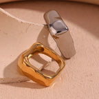 Bague carrée texturée 18k