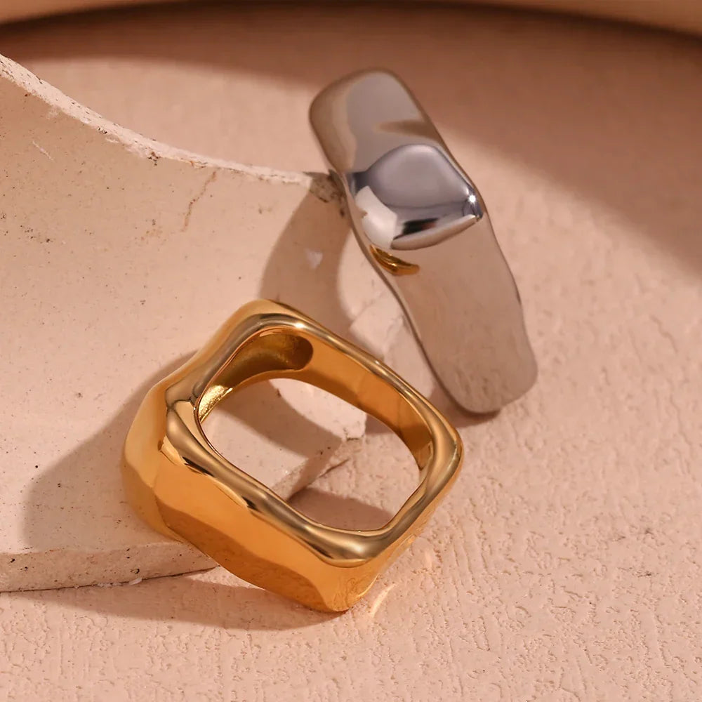 Bague carrée texturée 18k