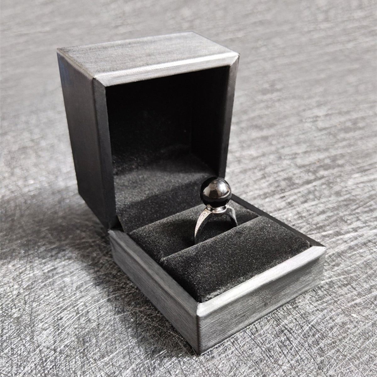 Bague avec perle noire et couteau dissimulé