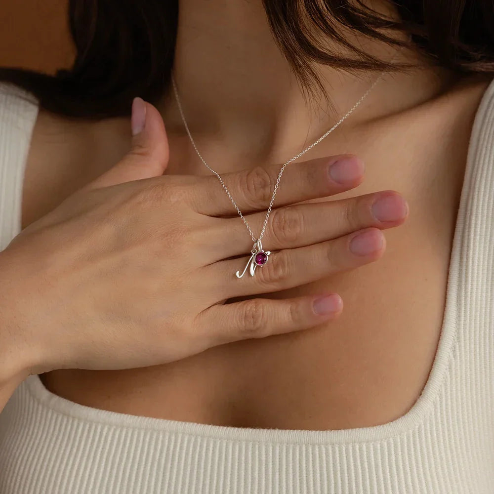 Collier initiale en cursive avec cœur et pierre de naissance