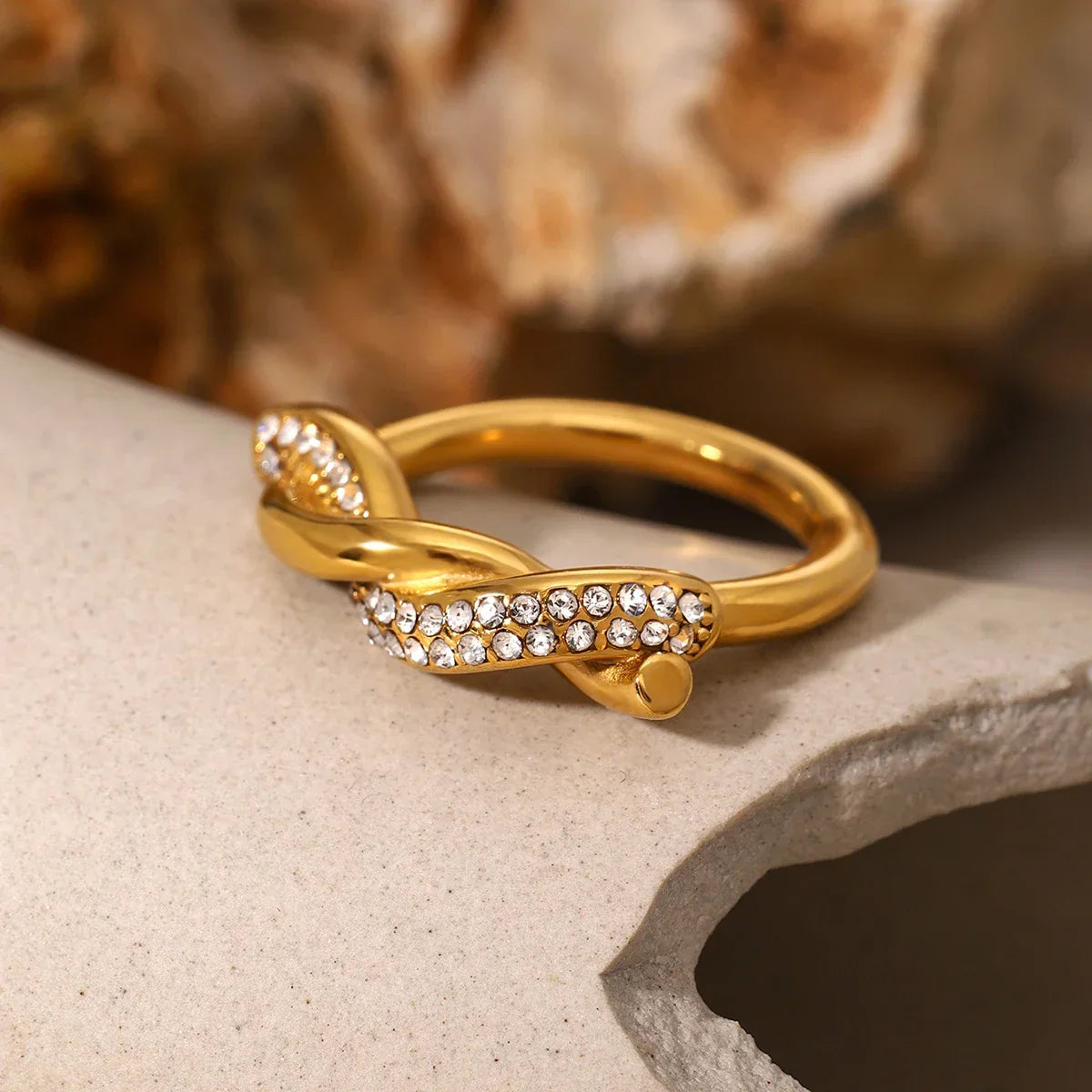 Bague entrelacée avec accents de diamants