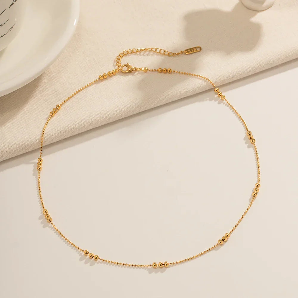 Collier délicat à trois perles 16 carats