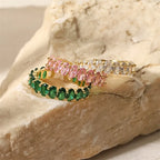 Bague délicate ornée de diamants taille ovale