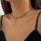 Collier délicat à perles noires espacées