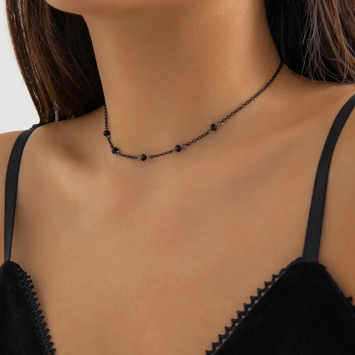 Collier délicat à perles noires espacées