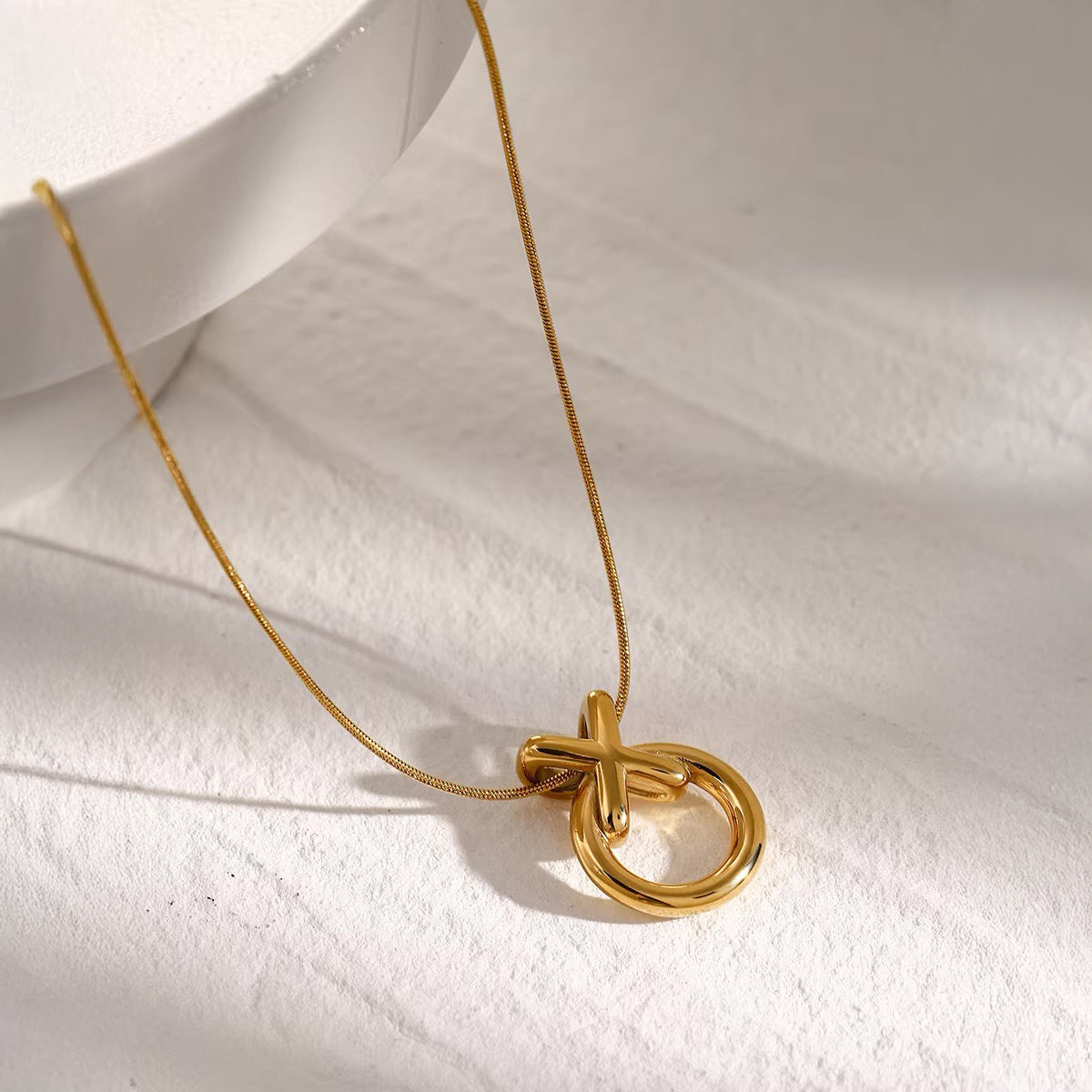 Collier entrelacé XO élégant