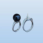 Bague avec perle noire et couteau dissimulé
