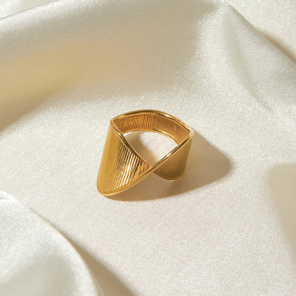 Bague texturée torsadée
