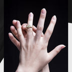 Bague avec perle noire et couteau dissimulé