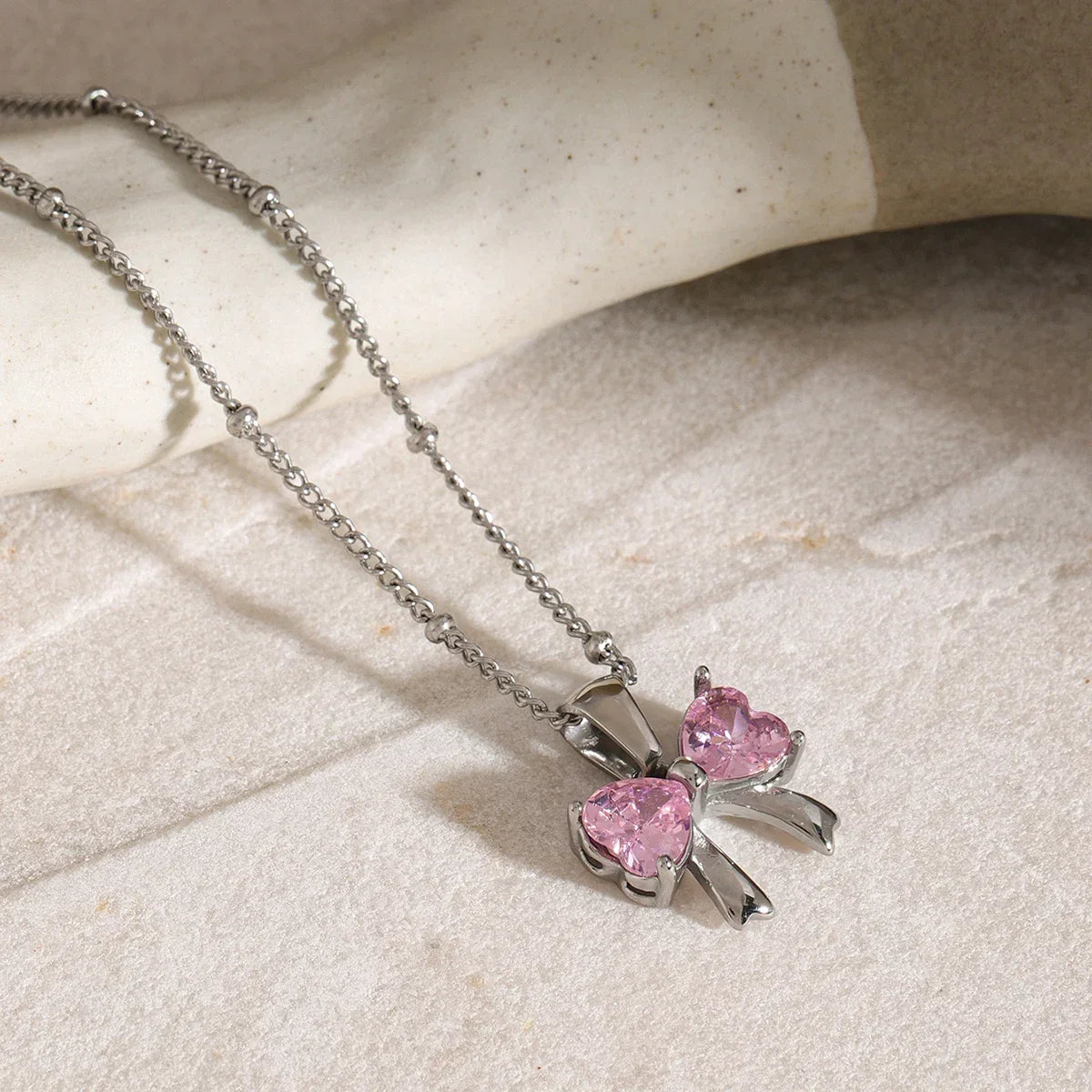 Collier nœud féminin délicat avec diamants