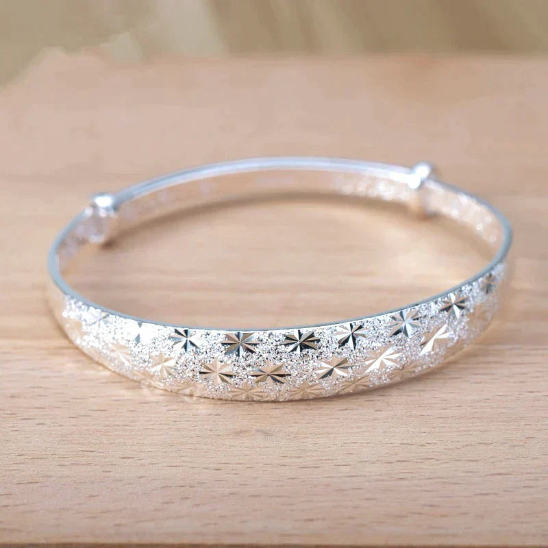 Bracelet argenté en forme d'étoile