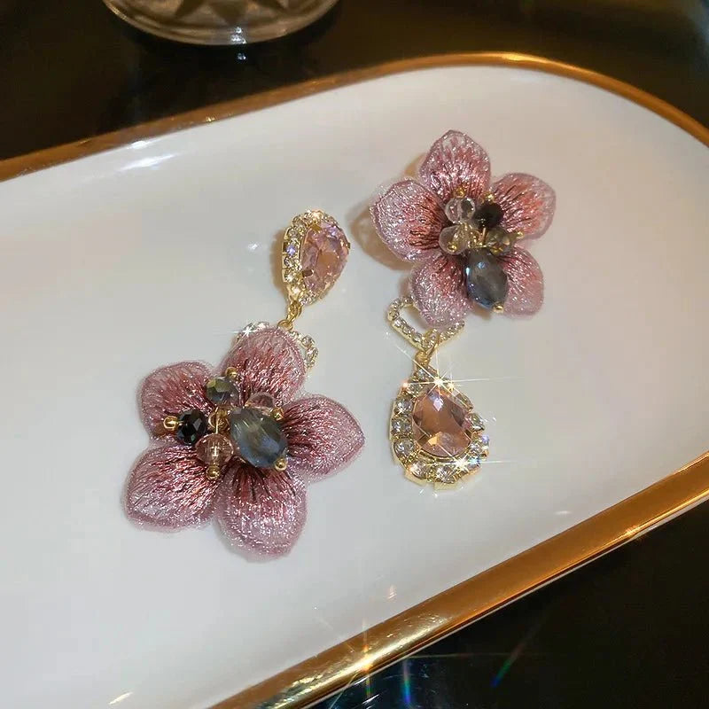 Boucles d'oreilles asymétriques en cristal fleur d'hibiscus