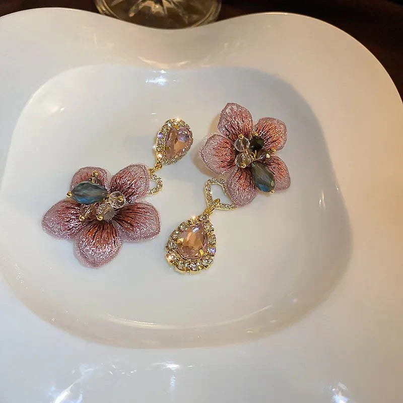 Boucles d'oreilles asymétriques en cristal fleur d'hibiscus