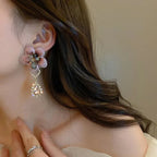 Boucles d'oreilles asymétriques en cristal fleur d'hibiscus