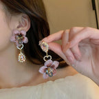 Boucles d'oreilles asymétriques en cristal fleur d'hibiscus