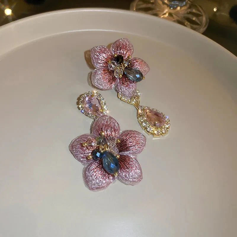 Boucles d'oreilles asymétriques en cristal fleur d'hibiscus