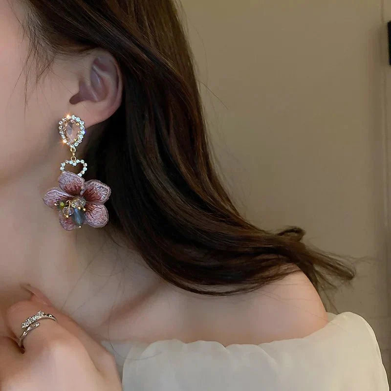 Boucles d'oreilles asymétriques en cristal fleur d'hibiscus
