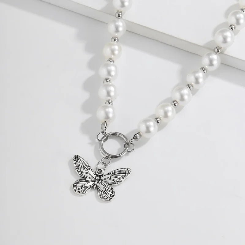 Collier ras-de-cou pendentif papillon et perles