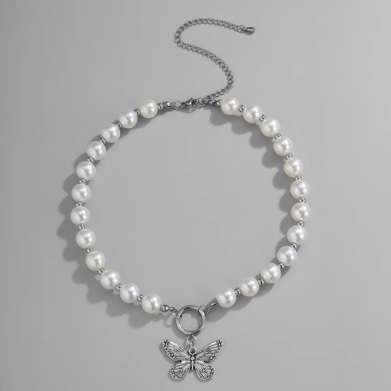 Collier ras-de-cou pendentif papillon et perles