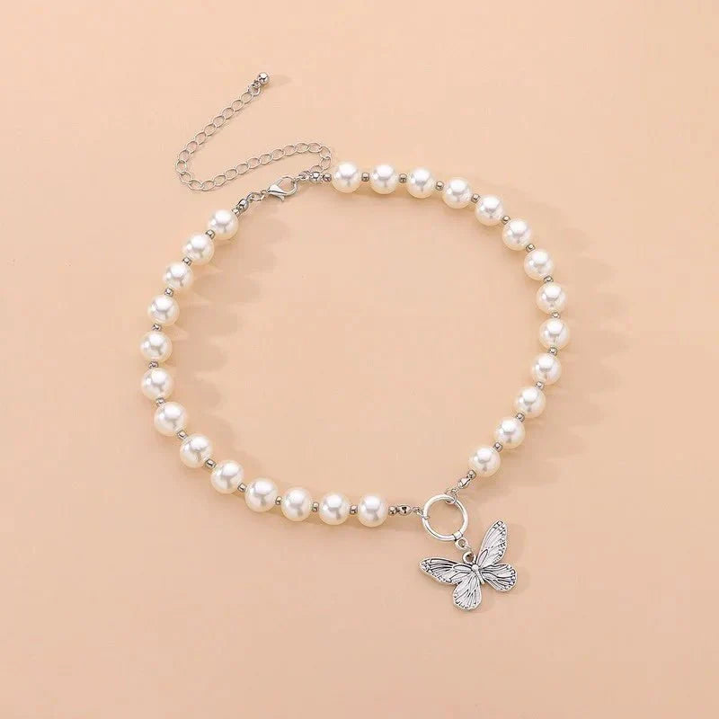 Collier ras-de-cou pendentif papillon et perles